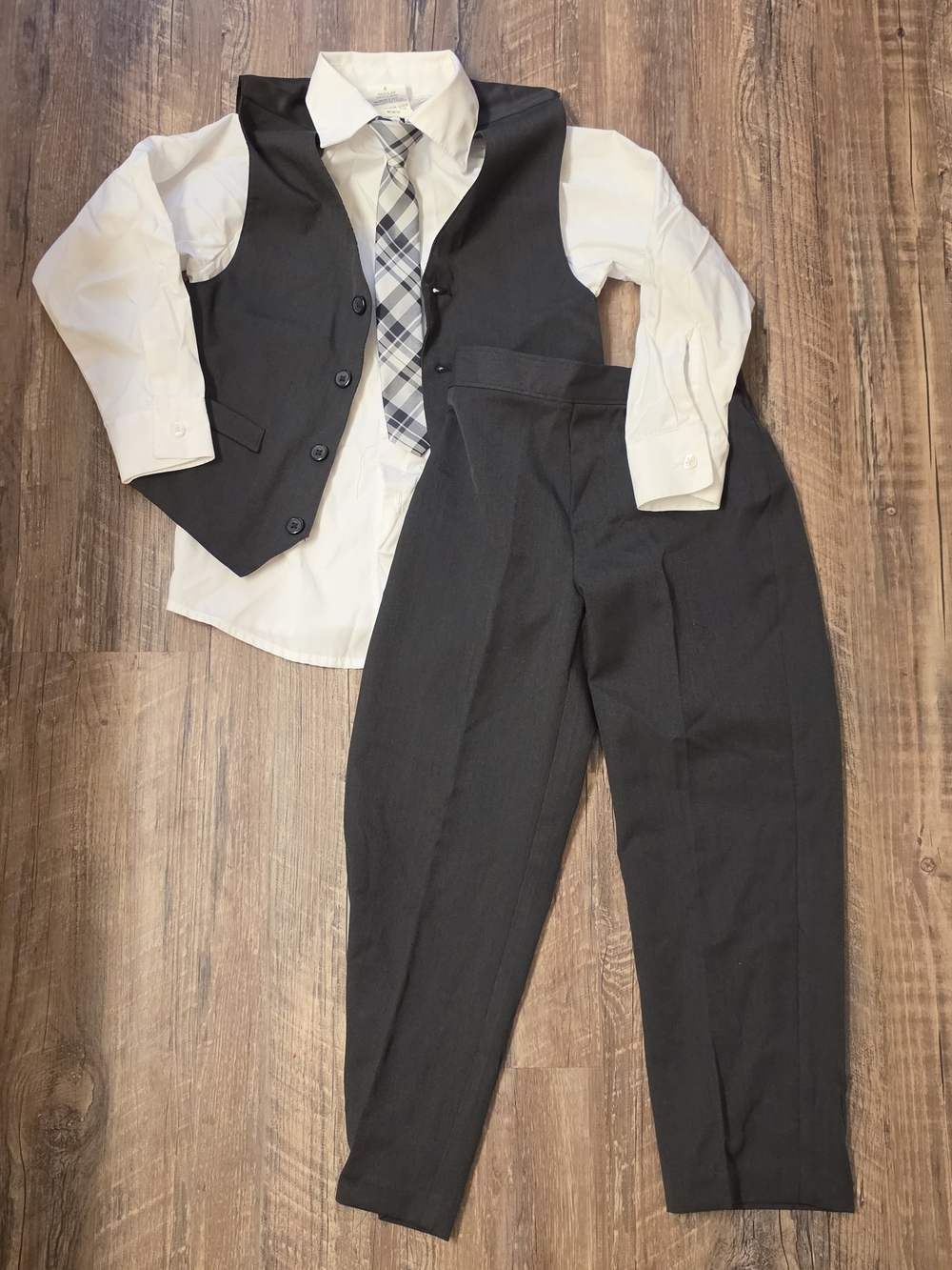 Van Heusen Boys 4-Piece Formal Suit Outfit Set – Size 6 Regular